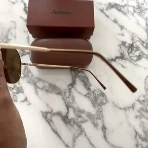 Illesteva Alina Gold Round Sunglasses Illesteva | Accessories | Illesteva Alina Gold Round  main image 3